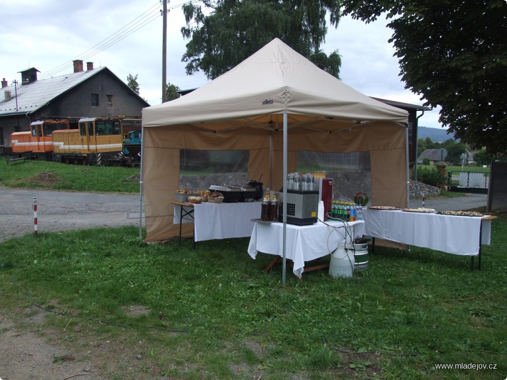 Fotografie Po návratu do Mladějova následuje občerstvení ve formě cateringu…
