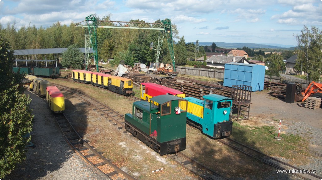 Fotografie Příprava a koupání - lokomotivy postupně najíždějí do myčky na drbání a leštění.