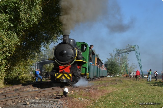 Fotografie Parní vlaky dnes obsluhuje lokomotiva BS 80.