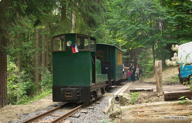 Fotografie Z Mladějova proto vyjíždí po kolejích náhradní souprava, po silnici na místo směřuje mobilní dílna.