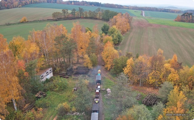 Fotografie Jeden letecký záběr na krásně zbarvený oblouk nad areálem.