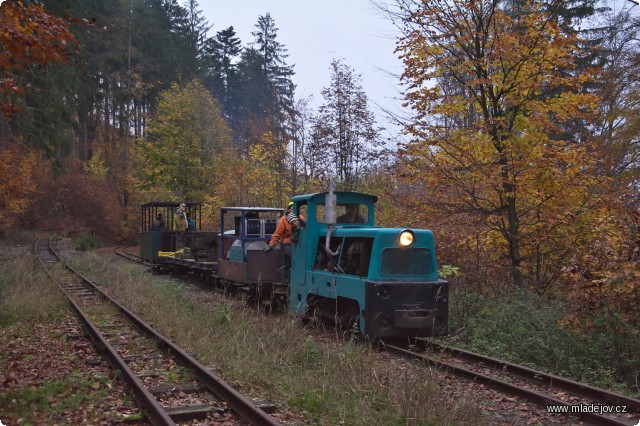 Fotografie Ještě poslední vláček na Veksl, kde se seřadí pro cestu zpět do Mladějova.