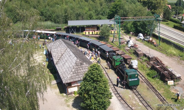 Fotografie Těsně před obědem se vracejí obě parní lokomotivy z&nbsp;trati do muzea, aby se zúčastnily defilé před návštěvníky.