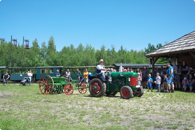 Fotografie Poté již následuje průvod zemědělských strojů, uvedený traktorem Zetor 15 se secím strojem.