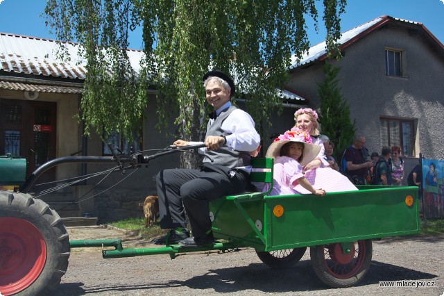 Fotografie K tomuto obrázku se dá napsat jen jeden popisek: „To je dost, žes nás taky jednou vyvez!“ Stroj Motorobot PF-62 se svojí posádkou.