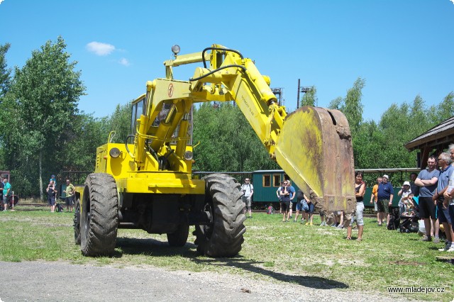 Fotografie Pojďme na stroje stavební: HON 053, čili Hydraulický otočný nakladač - třetí typ vyráběný v&nbsp;Československu.