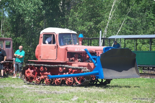 Fotografie A nakonec pásový traktor DT-75 s&nbsp;buldozerovou radlicí.