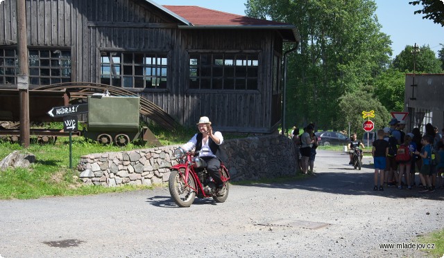 Fotografie Jako při pravidelném provozu přijíždí Tomáš na motocyklu JAWA na odpolední směnu.