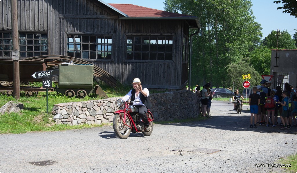 Fotografie Jako při pravidelném provozu přijíždí Tomáš na motocyklu JAWA na odpolední směnu.