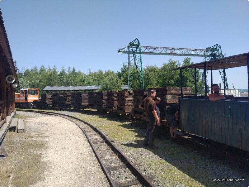 Fotografie Když brigádám kralovaly lokomotivy BN-60 H, vozili jsme materiál na výluku na dvakrát i na třikrát. Od dob, co vládne Faur, jezdí všechno najednou.