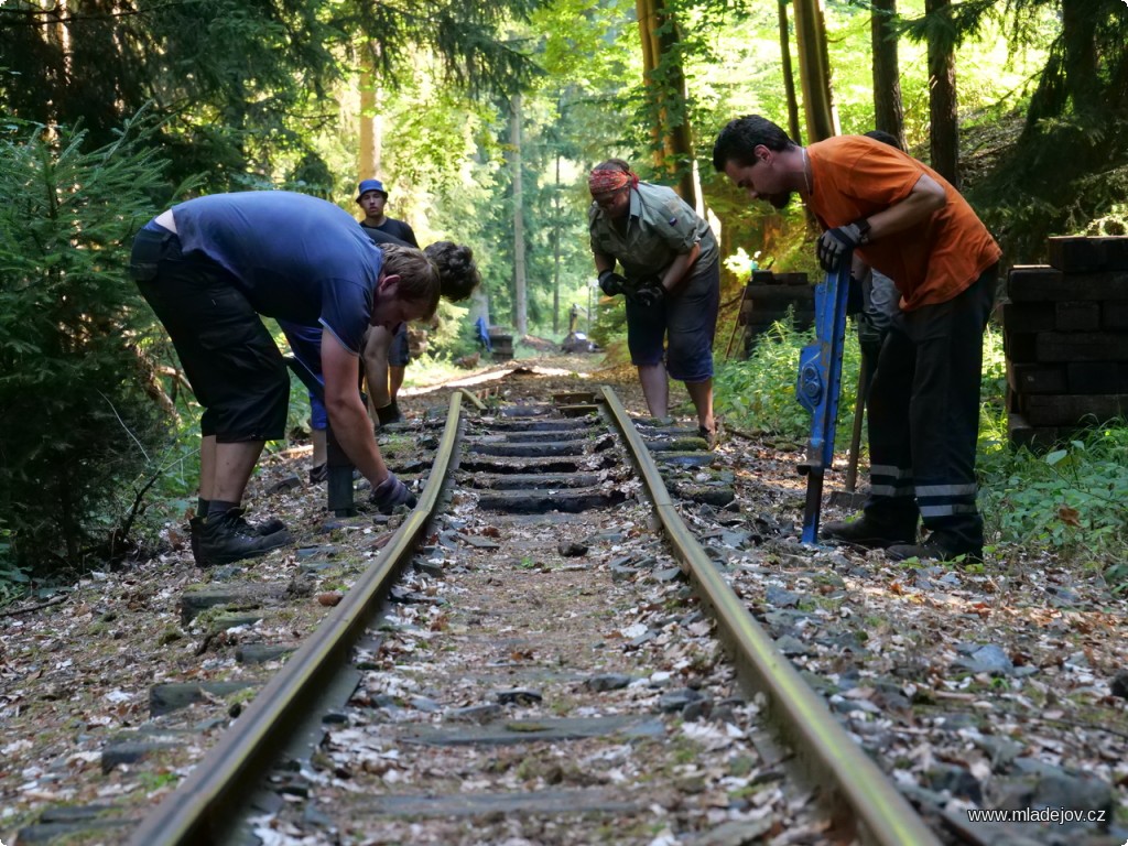 Fotografie Jsme veselý spolek a tak záhy přichází debata, která lokomotiva by doskočila dál.