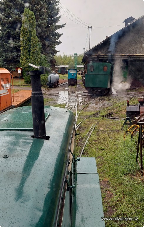 Fotografie Bohužel ne všechny dny jsou zalité sluncem. Zase je to ale den, kdy se člověk v&nbsp;kopečkách nezpotí a mašinky neupečou svou obsluhu.