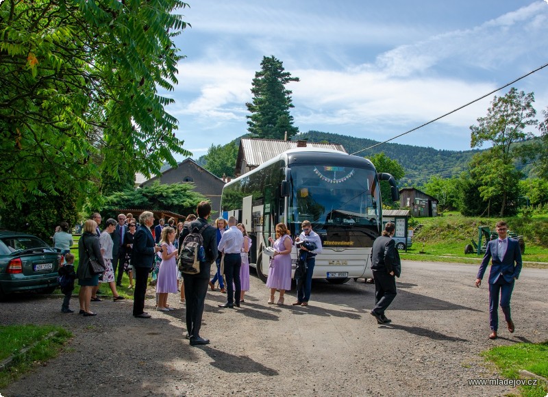 Fotografie Svatebčané přijíždějí z&nbsp;dáli autobusem.