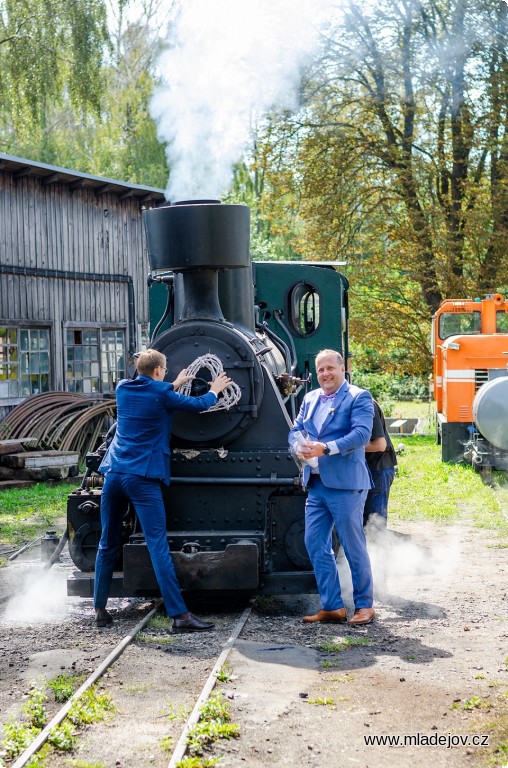 Fotografie Přivážejí si vlastní speciální výzdobu…