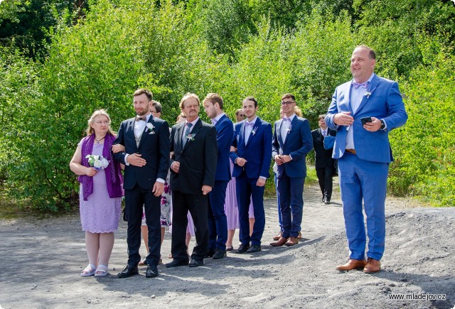 Fotografie Svědek ženicha se opět ujímá své oblíbené role zdatného organizátora.