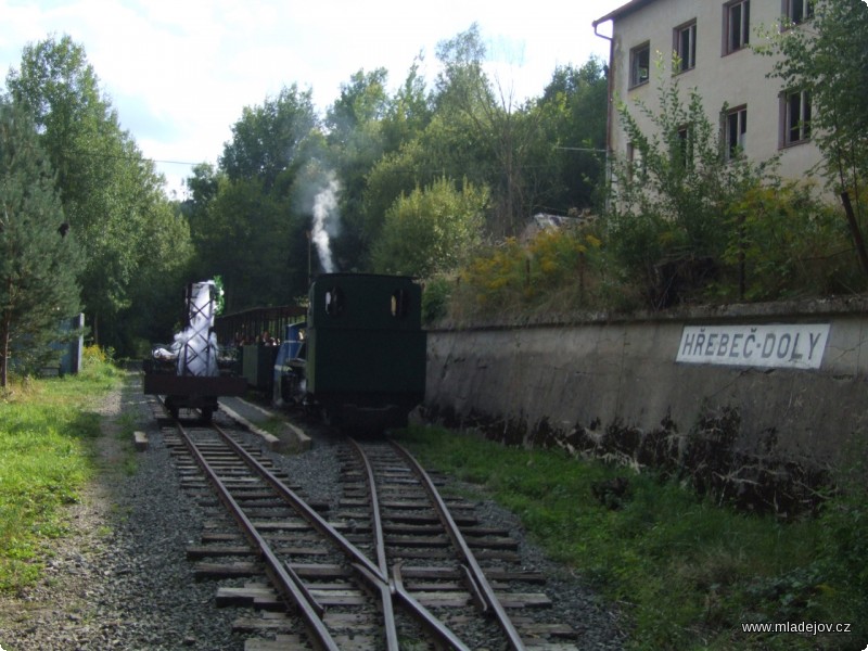 Fotografie Po připojení vozu se slavobránou a lavičkami na konec soupravy vyrazíme zpět do Mladějova…
