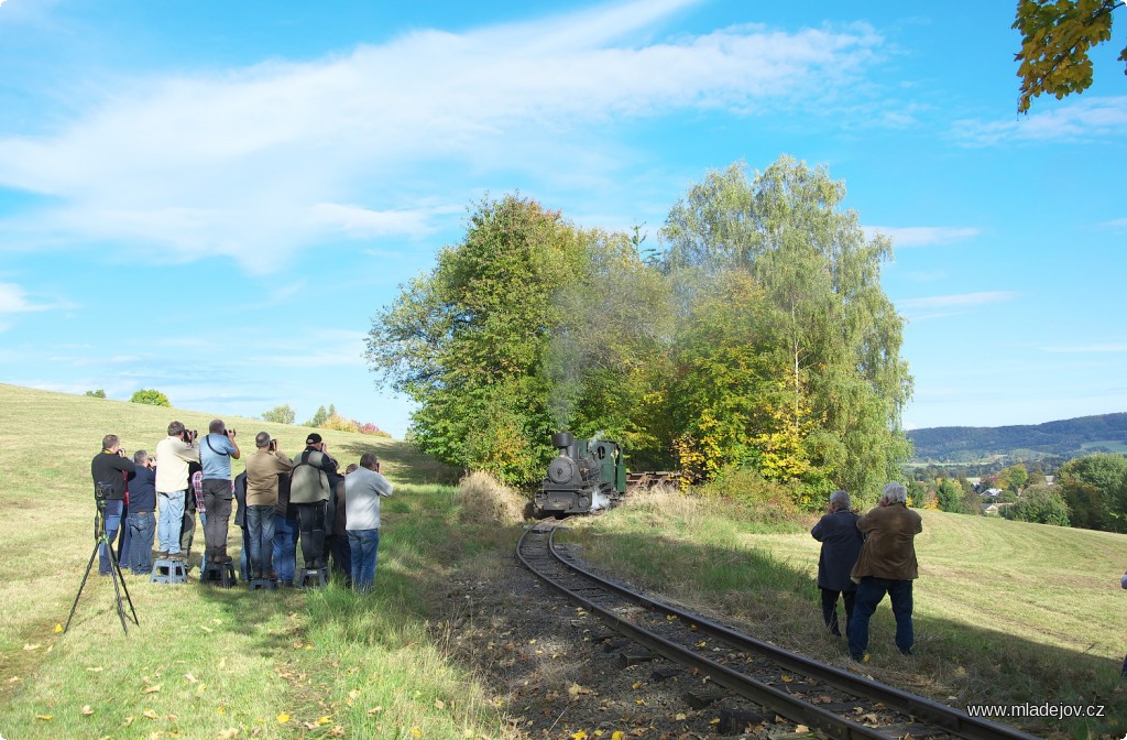 Fotografie Fotilo se i o&nbsp;kousek níže u&nbsp;polního přejezdu.