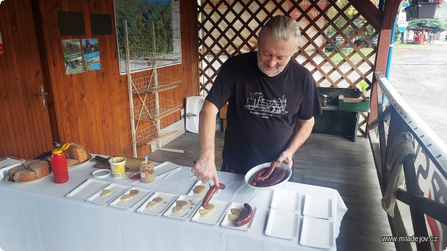 Fotografie Jako večerní chod servíruje Pavel grilované klobásy u&nbsp;dopravní kanceláře.