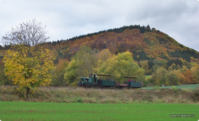 Fotografie Po obědě vyrazil úzkokolejný vlak směr Hřebeč.