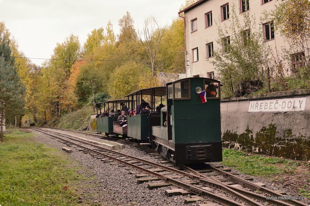 Fotografie Vlak odjíždí z&nbsp;Hřebče. Stanice se tímto okamžikem ukládá do zimního provozního spánku, další osobní vlak zde zastaví až 18. května 2024.