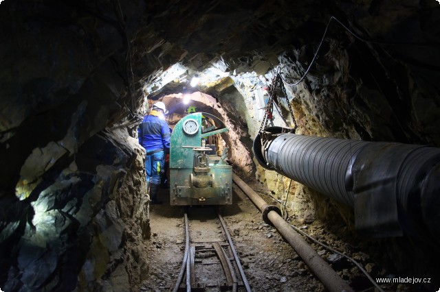 Fotografie A jsme u&nbsp;vlaku. Ze štoly na nás hledí akumulátorová důlní lokomotiva vyrobená u&nbsp;soudruhů v&nbsp;NDR, známá pod jménem Metallist a v&nbsp;Jílovém vytuněná LED svítidly a polovodičovou regulací.