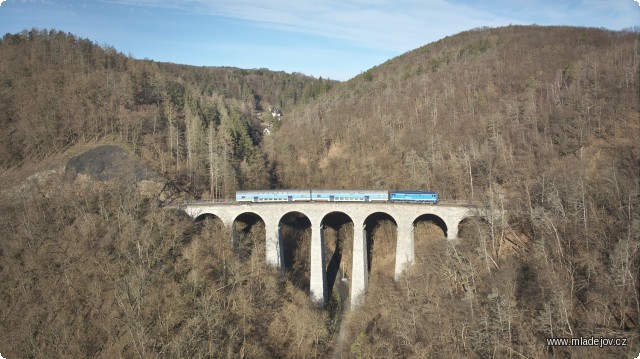 Fotografie … a hlavně vyfotit vlak na známém železničním viaduktu přes Kocourskou rokli u&nbsp;Žampachu.