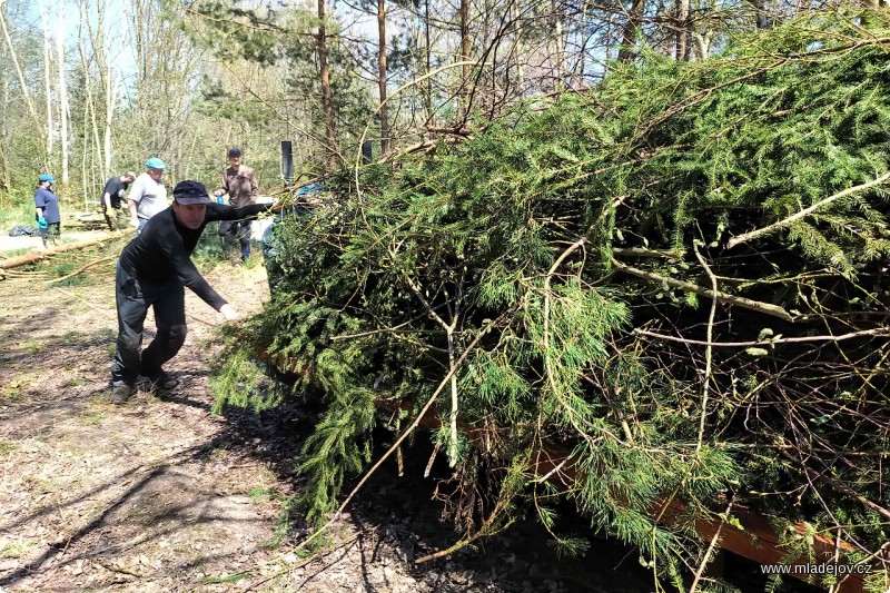 Fotografie Svoz zeleniny na místo dočasného uložení pomocí chlapské síly.