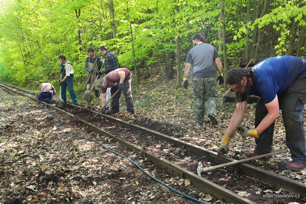 Fotografie Přejezd pod Vekslem volal po rekonstrukci. Parta právě rozebírá zbytky výdřevy.