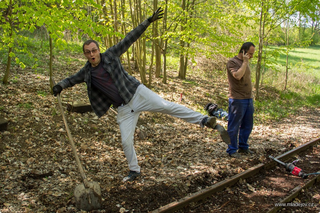 Fotografie Někteří stihli dříve než trať rozebrat své boty.