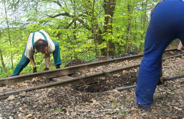 Fotografie Starý pražec byl vysunut do boku a nový je zasouván na jeho místo.