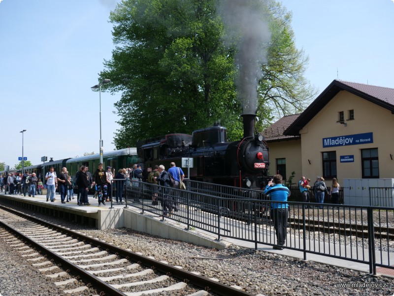 Fotografie Normálněrozchodný parní vlak přijel z&nbsp;České Třebové, cestující měli možnost přestoupit v&nbsp;Mladějově na úzkokolejku, nebo pokračovat do Moravské Třebové.