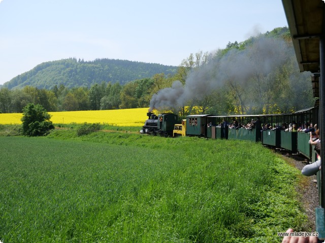 Fotografie Vlak je vyprodaný, a proto se zátěží do stoupání na Veksl vypomáhá Pětce i žlutá BN-60H.