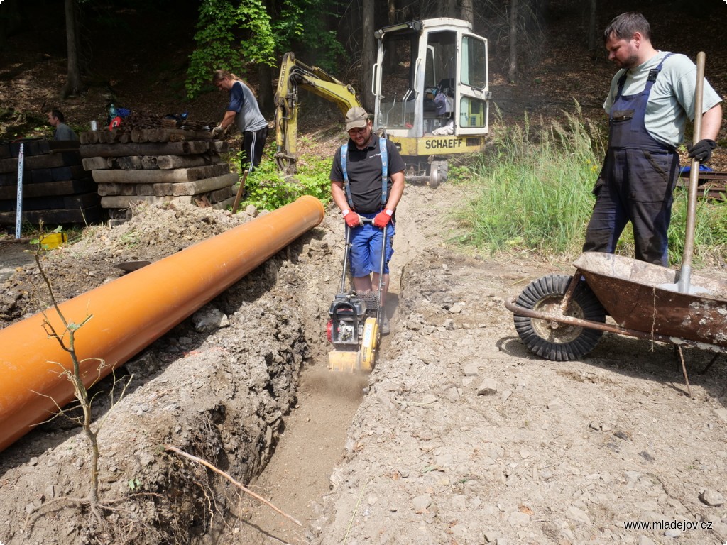 Fotografie Výkop pro druhý propustek jsme nakonec upravili, aby roura nebyla příliš hluboko.