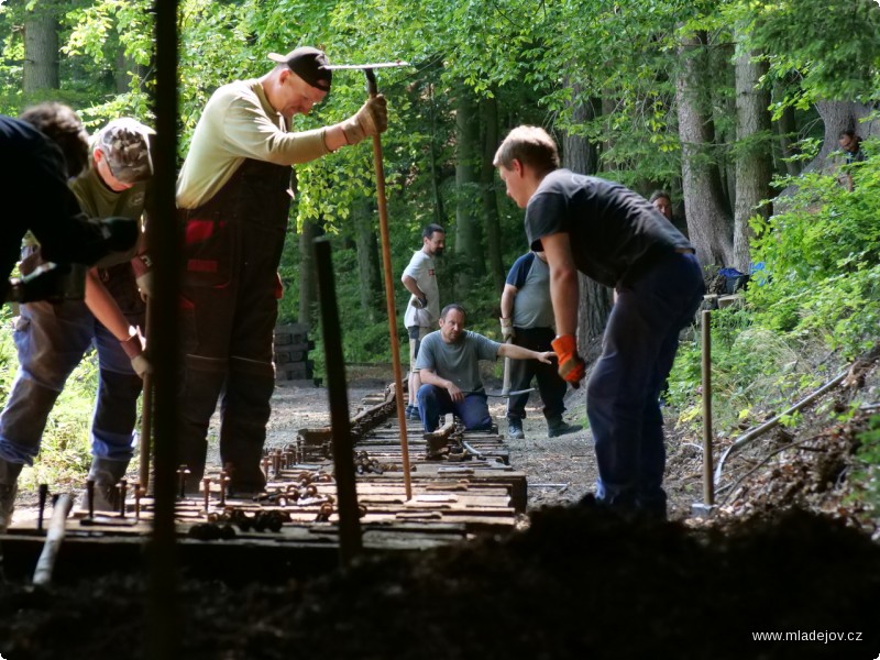 Fotografie Zatímco na horním konci vypadá trať už víceméně kompletně, směrem k&nbsp;Mladějovu se stále pokládají pražce a montuje drobné kolejivo. Před položením kolejnic je nutné pražce nahrubo srovnat.