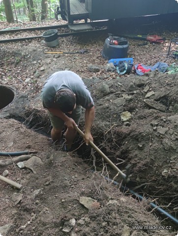 Fotografie Kopat výkop mezi horním a spodním rezervoárem nebylo snadné, bagr se kvůli značnému sklonu dostal jen na začátek. Proto jej bagrista musel dokončit ručně.