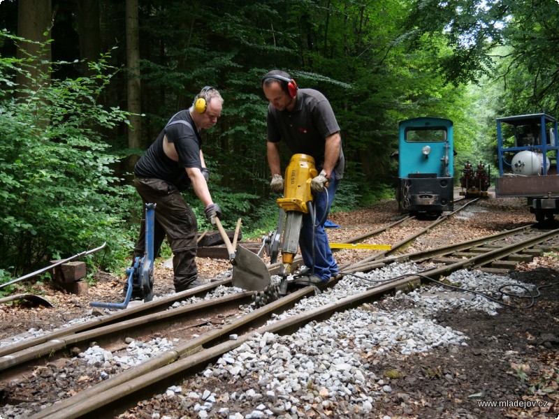 Fotografie Výhybky můžeme strojně podbíjet pouze omezeně, ke slovu tedy přichází elektrické podbíječky.