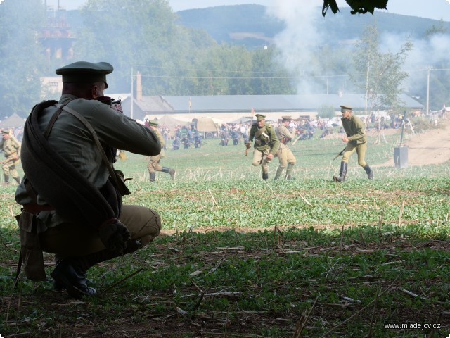 Fotografie Pod krytím posil se vojáci stahují.