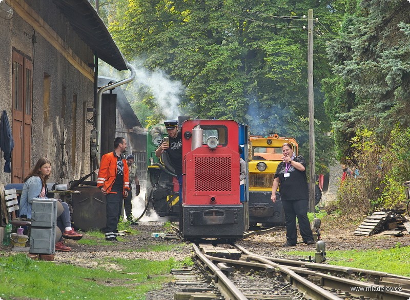 Fotografie Před obědem dobrovolníci nastartovali všechny lokomotivy a vyčkávají na zahájení kavalkády.