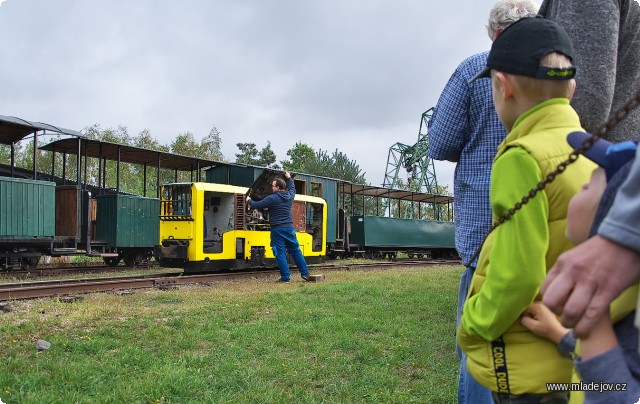 Fotografie Na plac dorazila i DH 35, předseda otevírá kryty strojovny.