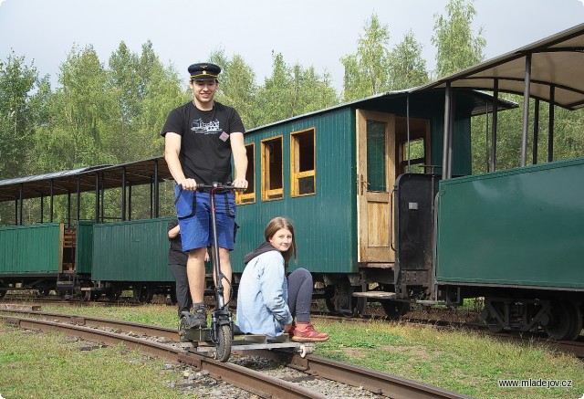 Fotografie Posledním představeným strojem byla kolejová traťmistrovská koloběžka.