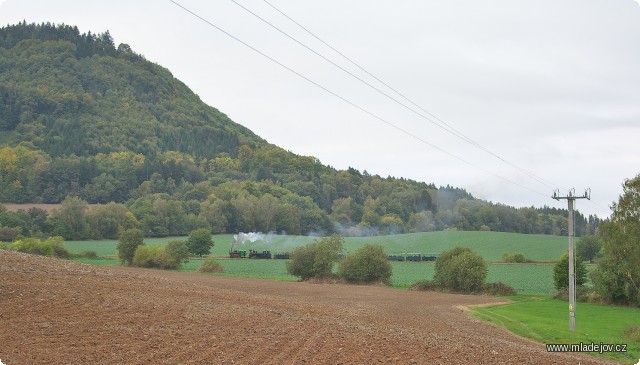 Fotografie Přípřež parních lokomotiv s&nbsp;odpoledním vlakem. Na Nové Vsi se vlak dělí a Béeska pokračuje na Hřebeč, zatímco Pětka se vrátí zpět s&nbsp;polovinou soupravy do Mladějova.