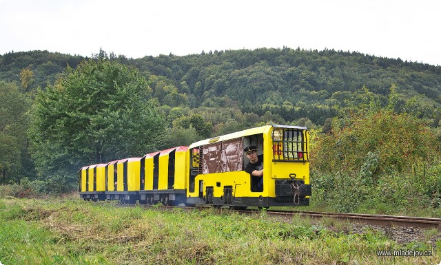 Fotografie Celý den byl v&nbsp;provozu i důlní vlak s&nbsp;lokomotivou DH 35.