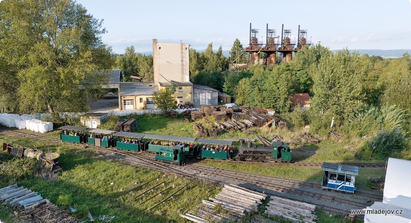 Fotografie Pětka s&nbsp;předposledním vlakem zachycená v&nbsp;typickém mladějovském panoramatu.