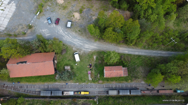 Fotografie Téměř půdorysná fotografie hřebečské stanice s&nbsp;pracovními vlaky. A také dorazil Transit s&nbsp;obědem.