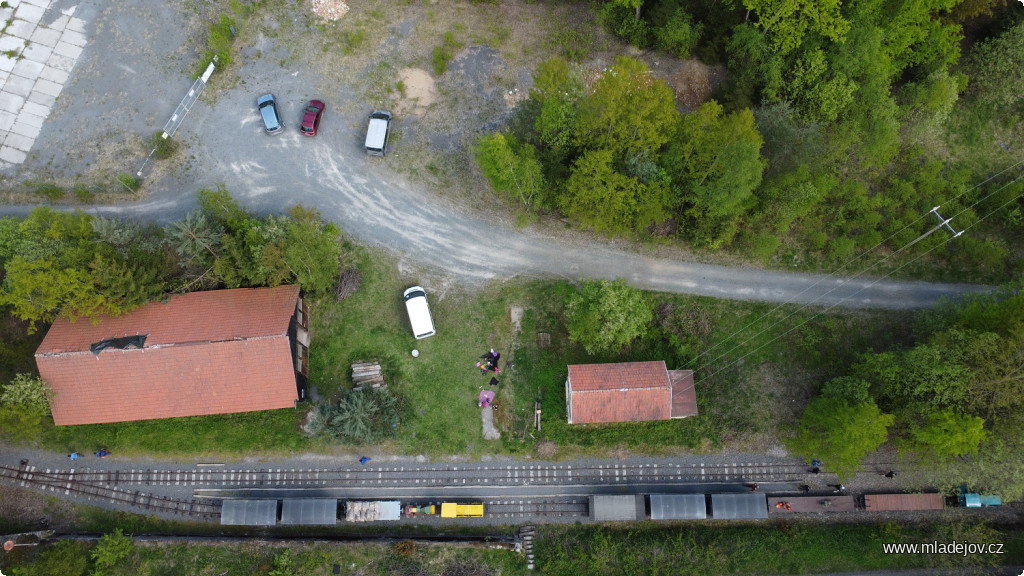 Fotografie Téměř půdorysná fotografie hřebečské stanice s&nbsp;pracovními vlaky. A také dorazil Transit s&nbsp;obědem.