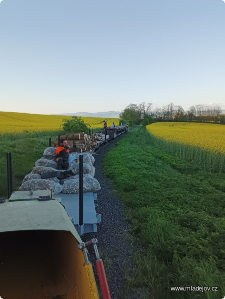 Fotografie Sluníčko zapadá a vlak sjíždí do šamotky. Díky všem, co nám pomohli, protože výsledek práce bude kolem trati dlouho vidět.