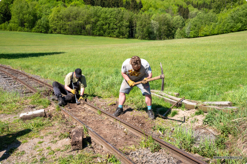 Fotografie Úsek do Vekslu nás vlivem tepelné roztažnosti kolejnic pravidelně zaměstnává. Fyzika se nyní projevila na lučním přejezdu nad Mladějovem.