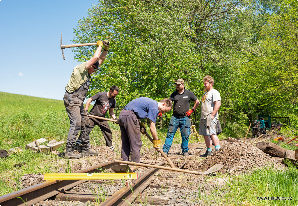 Fotografie Trať tedy tradičně rozebereme a připravíme hrobečky pro nové pražce.