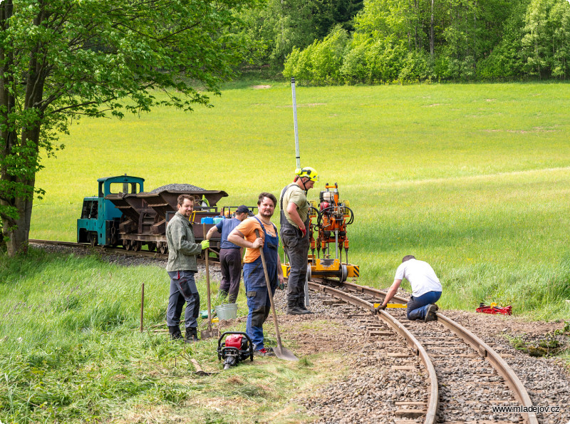 Fotografie Poslední přeměření a začínáme podbíjet. Letos z&nbsp;něj fotka nebude, protože fotograf obsluhoval páky podbíječky.