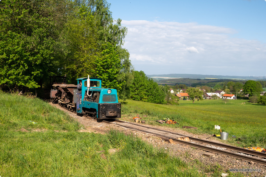 Fotografie První vlak, který se po nové trati svezl, posbíral nářadí, materiál a unavenou pracovní četu. Díky všem, co přiložili ruku k&nbsp;dílu.